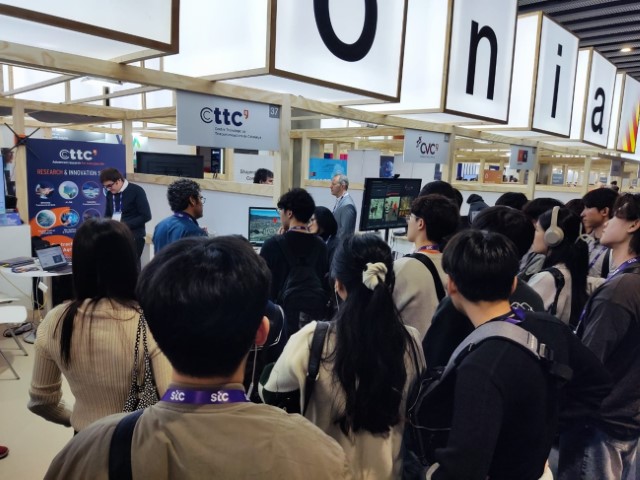 Showcasing the VR gaming PoC demo to students from University of Seoul